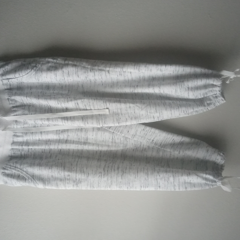 Bobbie Brooks Capri - Picture 2 of 10